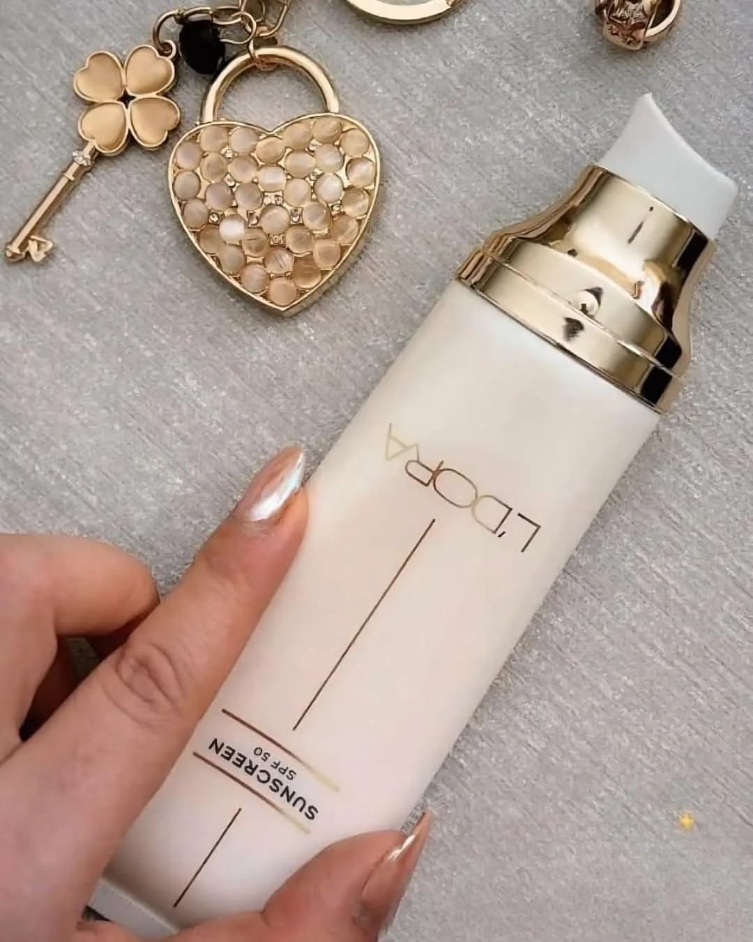 کرم ضدآفتاب SPF50 لدورا، رنگ سفید و طلایی، جنس پلاستیک، تیوپی