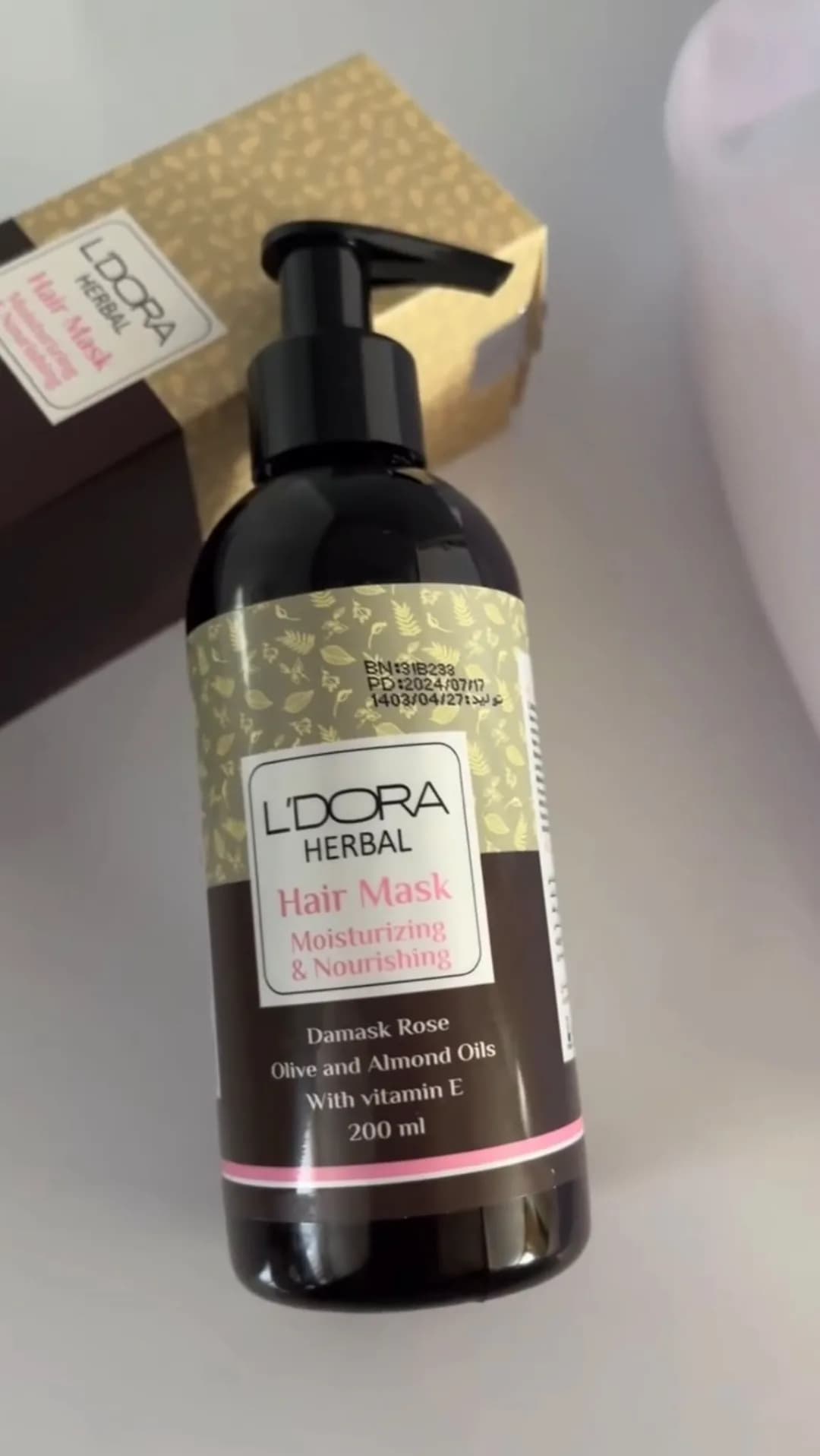 ماسک مو خاویار لدورا، رنگ مشکی و سفید، جنس پلاستیک، طرح طرح گیاهی، بطری پمپی