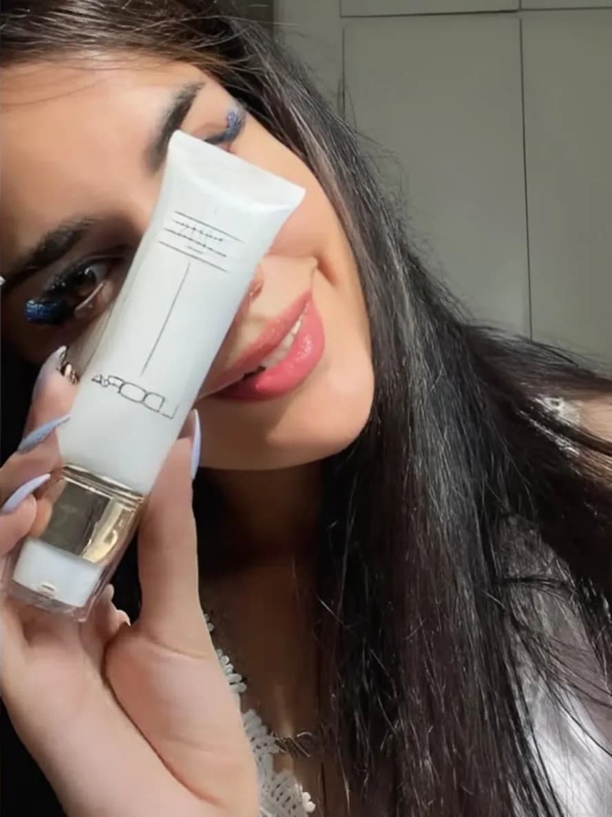 کرم ضدآفتاب SPF50 لدورا، رنگ سفید و طلایی، جنس پلاستیک، تیوپی