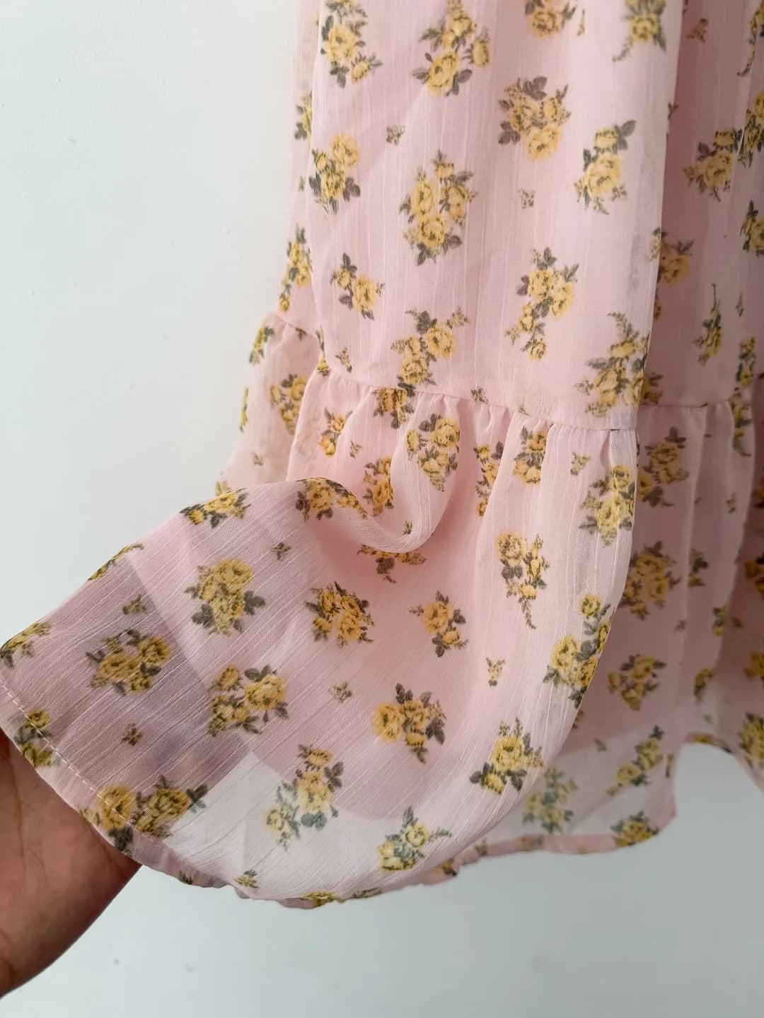 پیراهن حریر گلدار — رنگ صورتی — نمای جزئیات — طرح گلدار