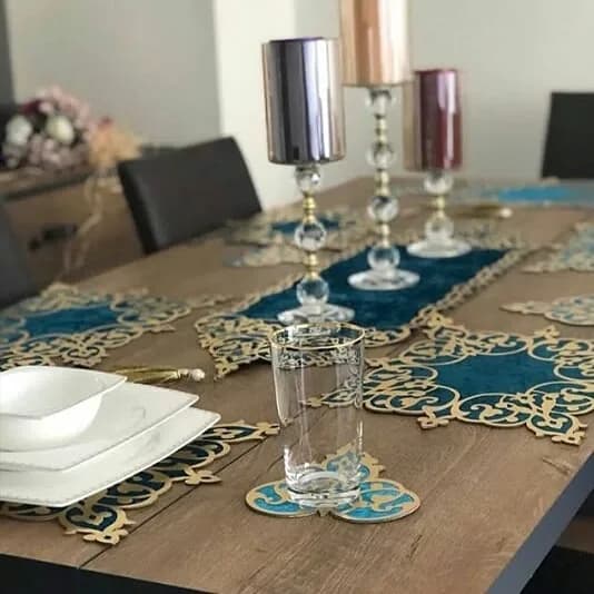 ست رومیزی و رانر، رنگ سرمه‌ای و طلایی، جنس مخمل، متنوع