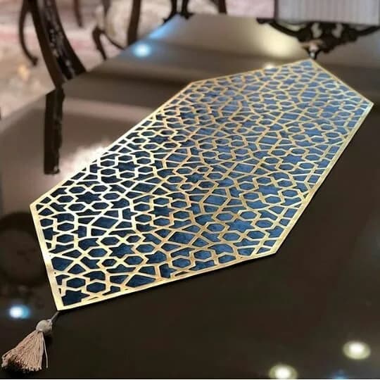 رانر رومیزی، رنگ سرمه‌ای و طلایی، جنس مخمل، طرح هندسی، مستطیلی، با منگوله