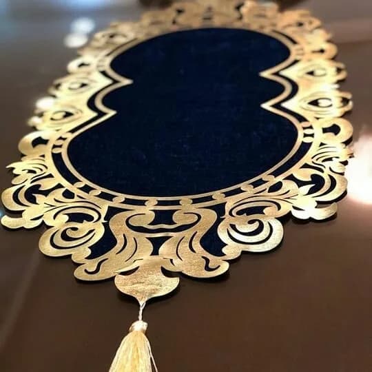 رانر مخمل، رنگ سرمه‌ای و طلایی، بیضی، با منگوله