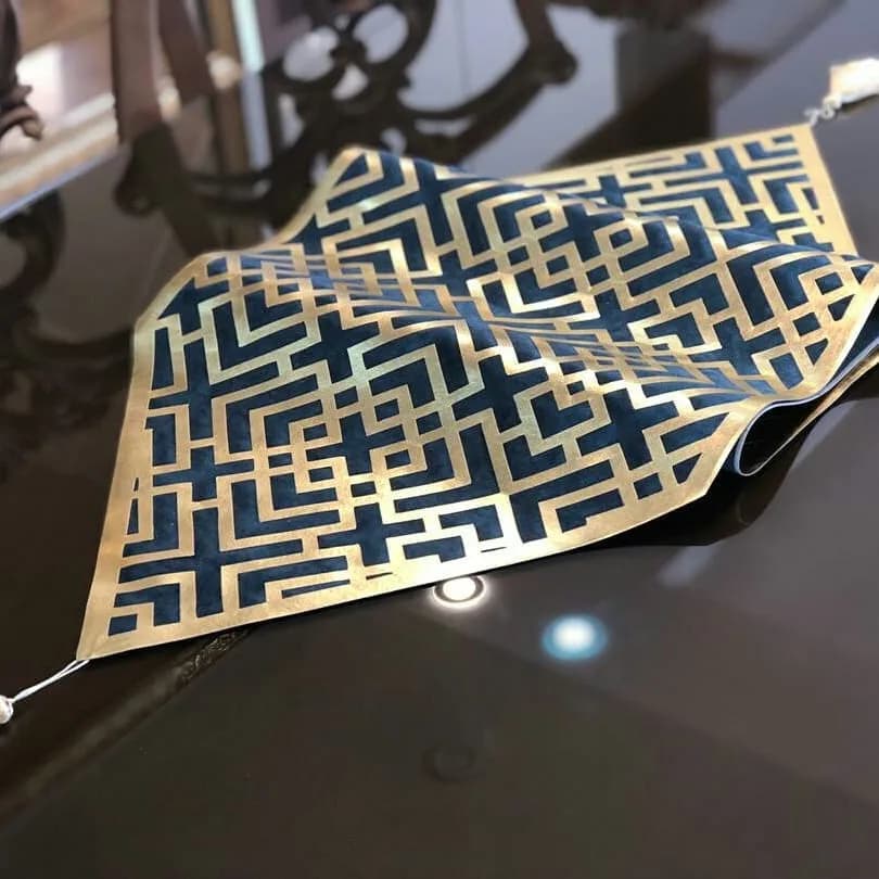 رانر مخمل ترک با چرم، رنگ سرمه‌ای و طلایی، طرح هندسی، مستطیلی، با منگوله