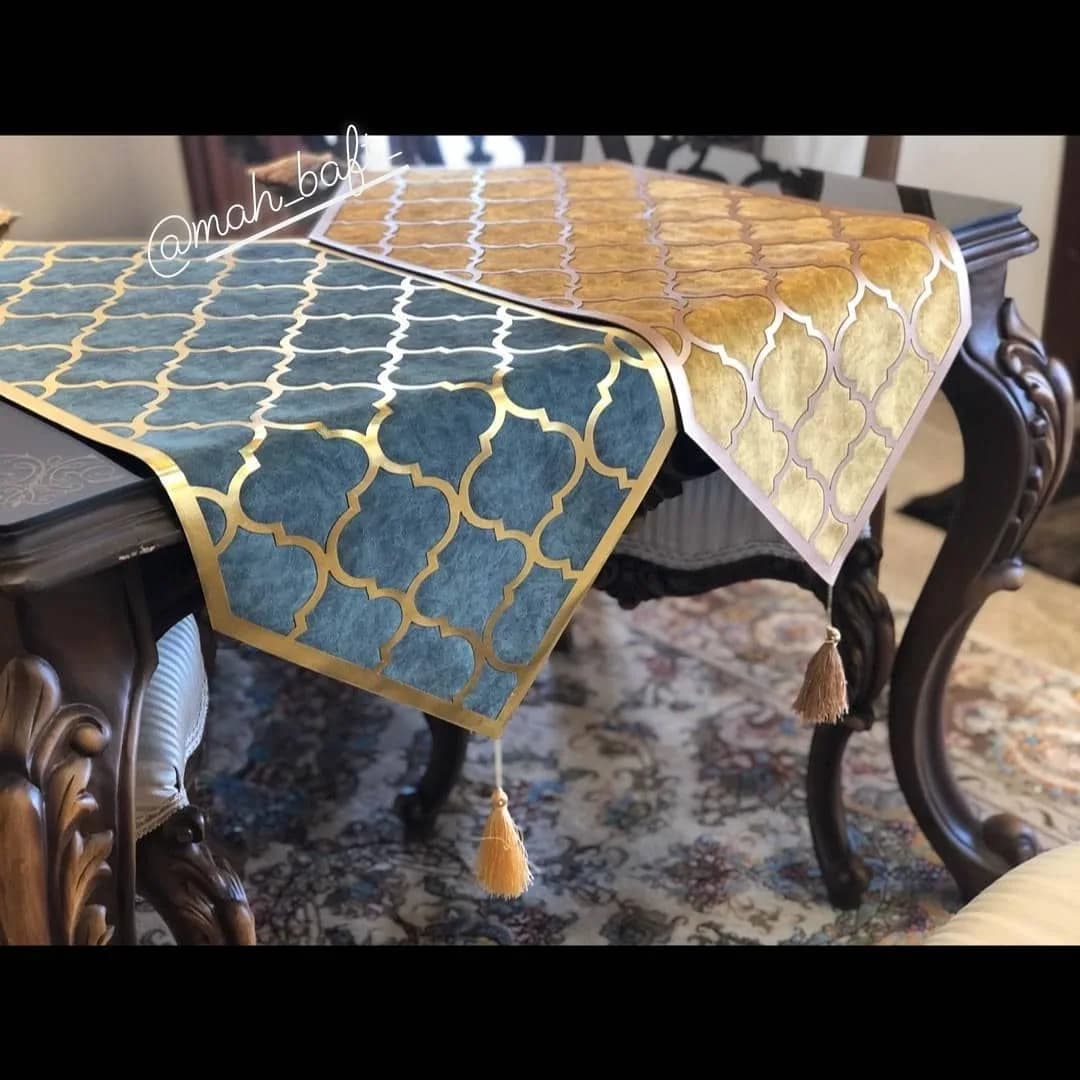 رانر مخمل ابروبادی، رنگ سبز تیره و طلایی، طرح هندسی، مستطیلی با منگوله