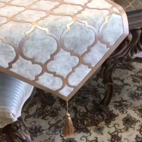 رومیزی مخمل ابروبادی بژ روشن، رنگ کرم و طلایی، طرح هندسی، رومیزی رانر منگوله‌دار