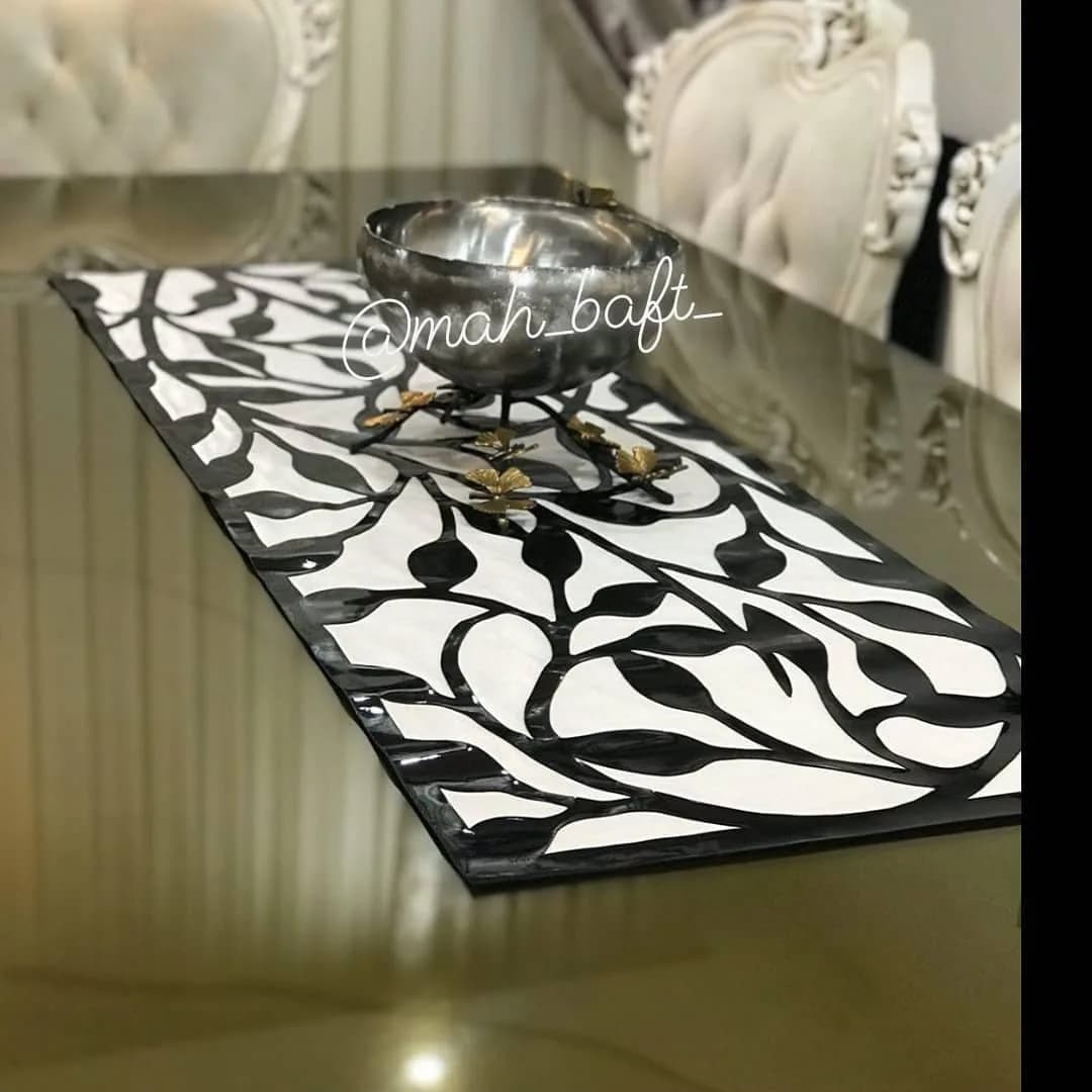 رانر طرح شاخ و برگ شیری با چرم مشکی، رنگ سیاه و سفید، طرح گلدار، مستطیلی