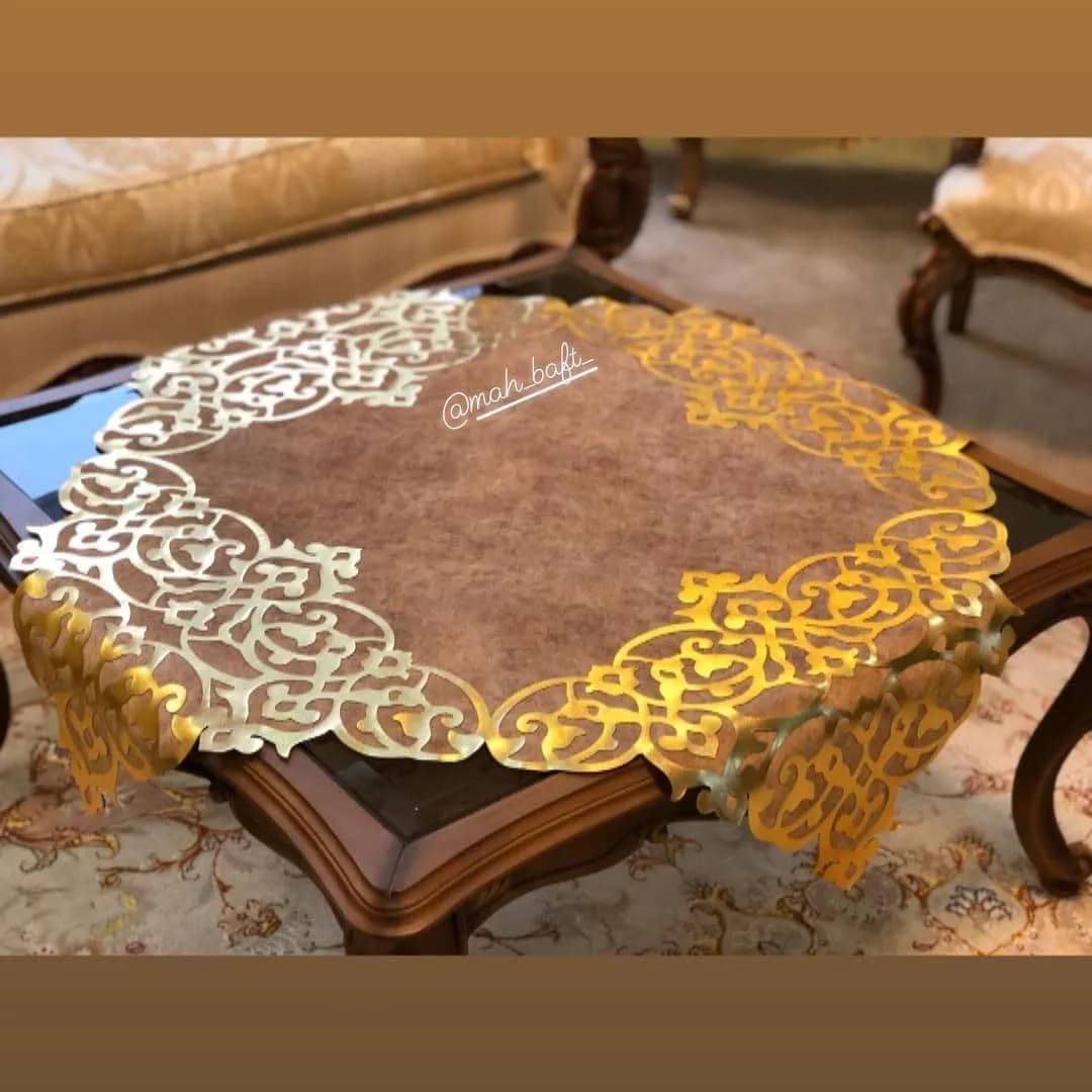 رومیزی مربع بژ با چرم طلایی، رنگ قهوه‌ای، جنس مخمل، طرح هندسی، رانر رومیزی مربع