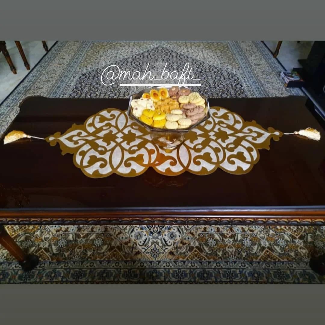 رانر طرح گلبرگ بژ روشن با چرم طلایی