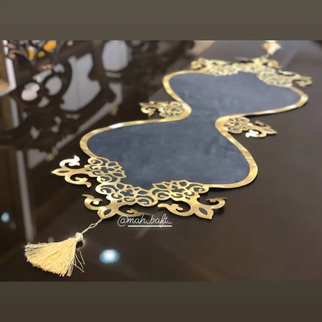 رانر طرح اشکی، رنگ سرمه‌ای و طلایی، جنس مخمل، طرح هندسی، رانر میز بلند منگوله‌دار