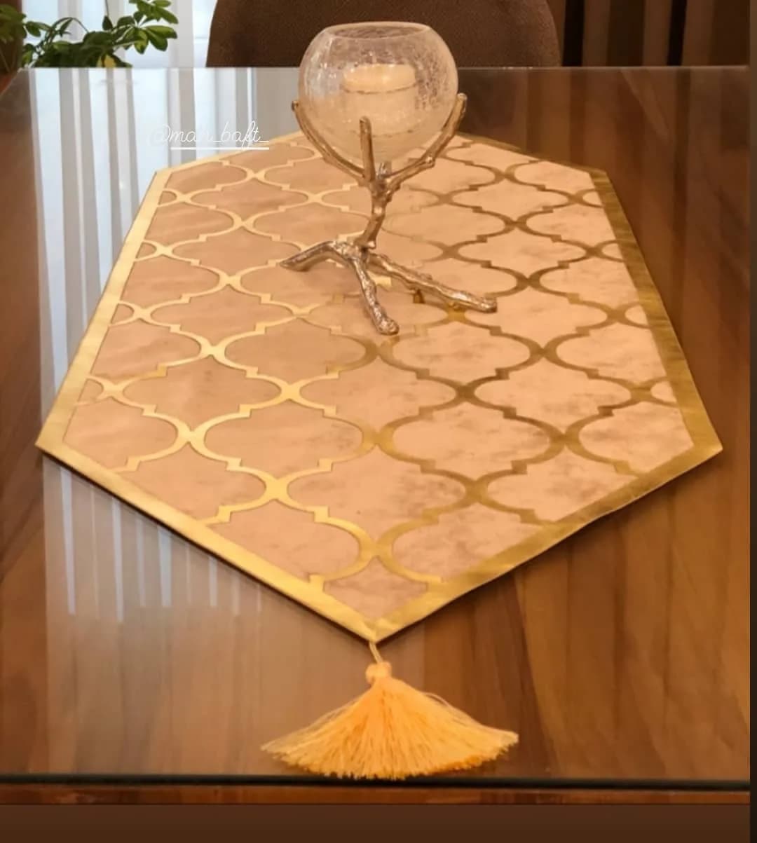 رانر بژ طلایی، رنگ کرم، جنس مخمل، طرح هندسی، مستطیلی، منگول‌دار