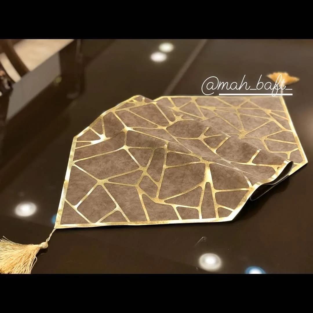 رومیزی طرح ترک نسکافه‌ای، رنگ قهوه‌ای و طلایی، جنس مخمل، طرح هندسی، مستطیلی با منگوله
