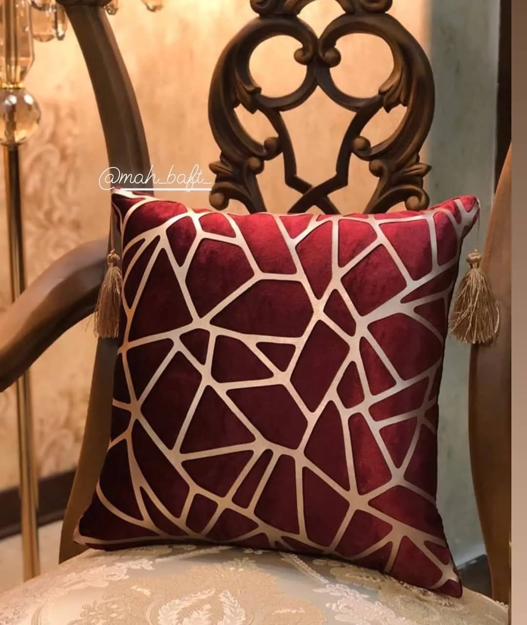 کوسن طرح به زرشکی با چرم رزگلد، رنگ طلایی، جنس مخمل، طرح هندسی، مربع، با منگوله