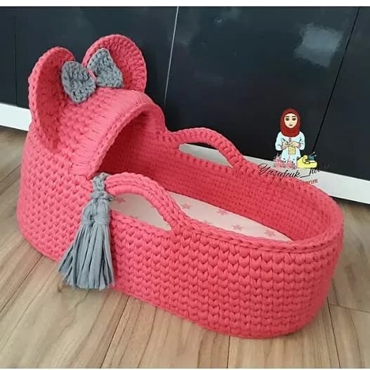 کریر نوزاد دست‌بافت، رنگ صورتی، خاکستری و سفید، جنس بافتنی، بیضی با لبه‌ی موج‌دار و گوش خرگوشی