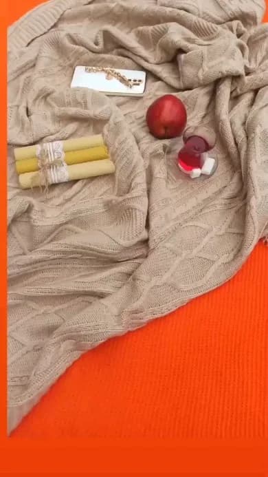 شال مبل، رنگ کرم، جنس بافتنی، مستطیلی، بافت لایه‌ای