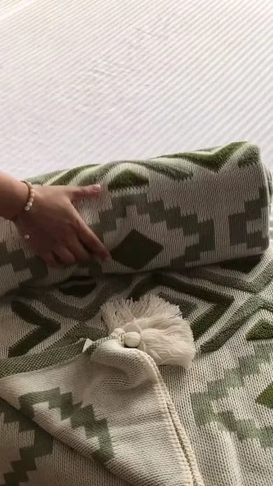 روتختی سبز، رنگ کرم، جنس بافتنی، طرح هندسی، روتختی با منگوله