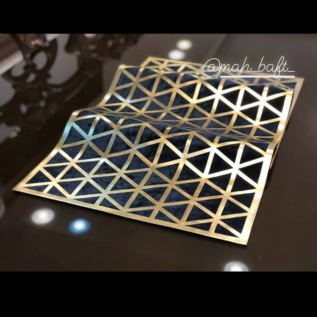 رومیزی طرح برمودا، رنگ سرمه‌ای و طلایی، جنس مخمل، طرح هندسی، مستطیلی