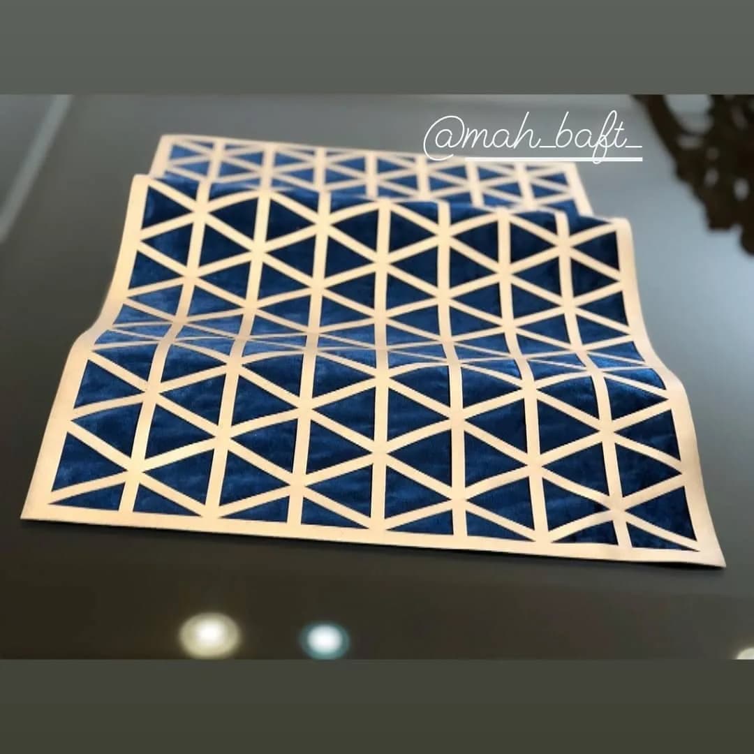 رانر طرح برمودا سورمه‌ای رزگلد، رنگ آبی و طلایی، جنس مخمل، طرح هندسی، مستطیلی
