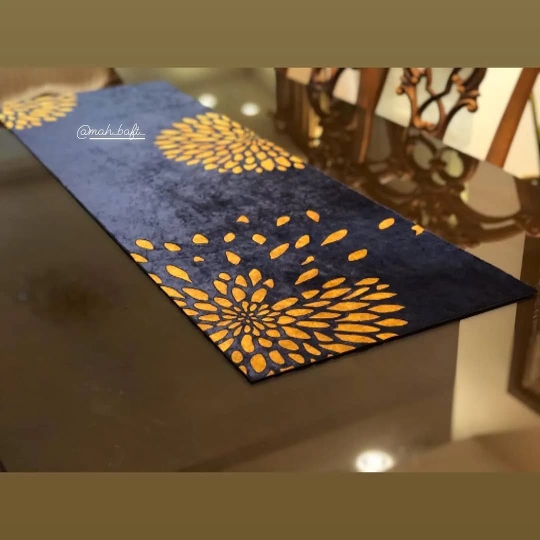 رانر قاصدک دولایه مخمل، رنگ سرمه‌ای و طلایی، طرح هندسی، مستطیلی، رانر میز