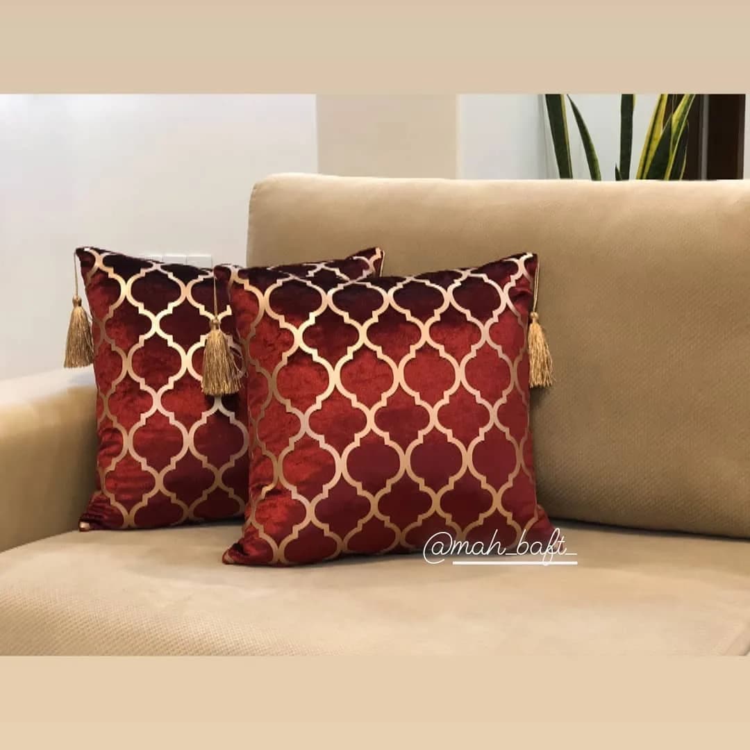 کوسن طرح لوزی زرشکی با چرم رزگلد، رنگ قرمز و طلایی، جنس مخمل، طرح هندسی، مربعی