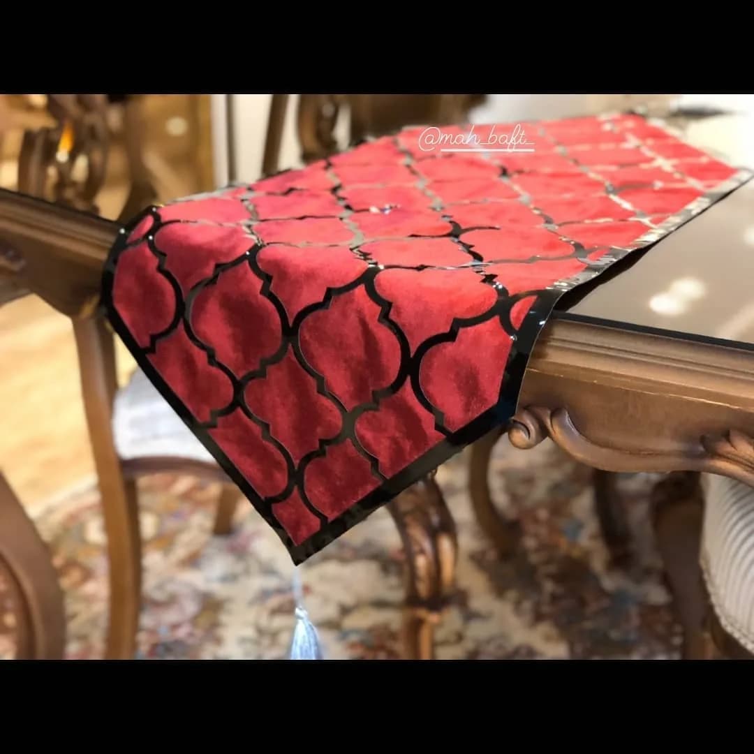 رانر مخمل زرشکی مشکی، رنگ قرمز، طرح هندسی، مستطیلی، با منگوله