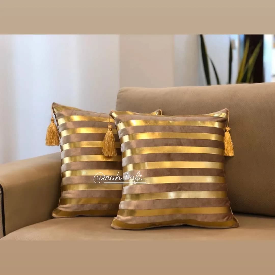 کوسن طرح مصری بژ با چرم طلایی، رنگ قهوه‌ای، جنس مخمل، طرح راه‌راه، کوسن مربعی منگوله‌دار
