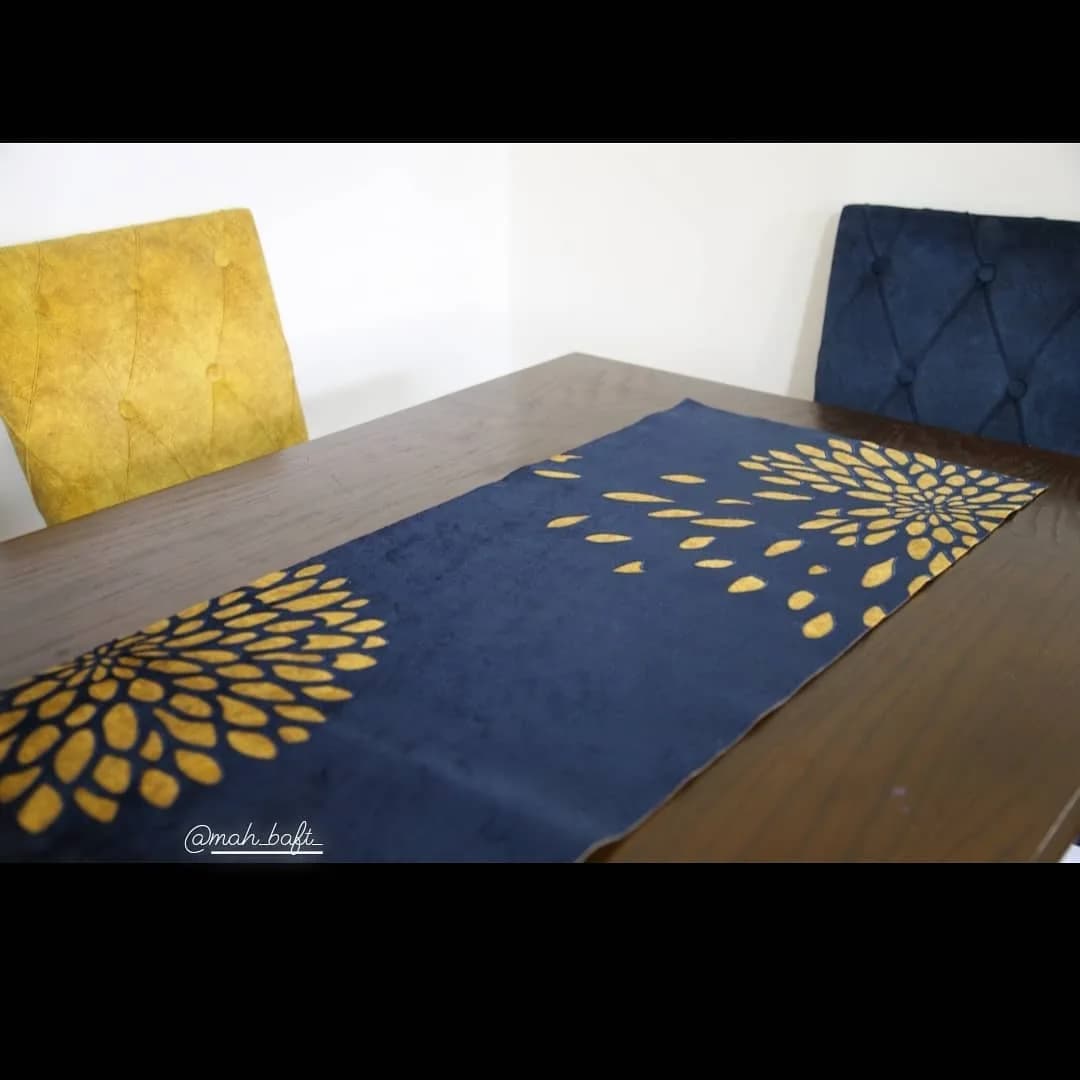 رانر رومیزی طرح قاصدک، رنگ سرمه‌ای و طلایی، جنس مخمل، طرح گلدار، مستطیلی