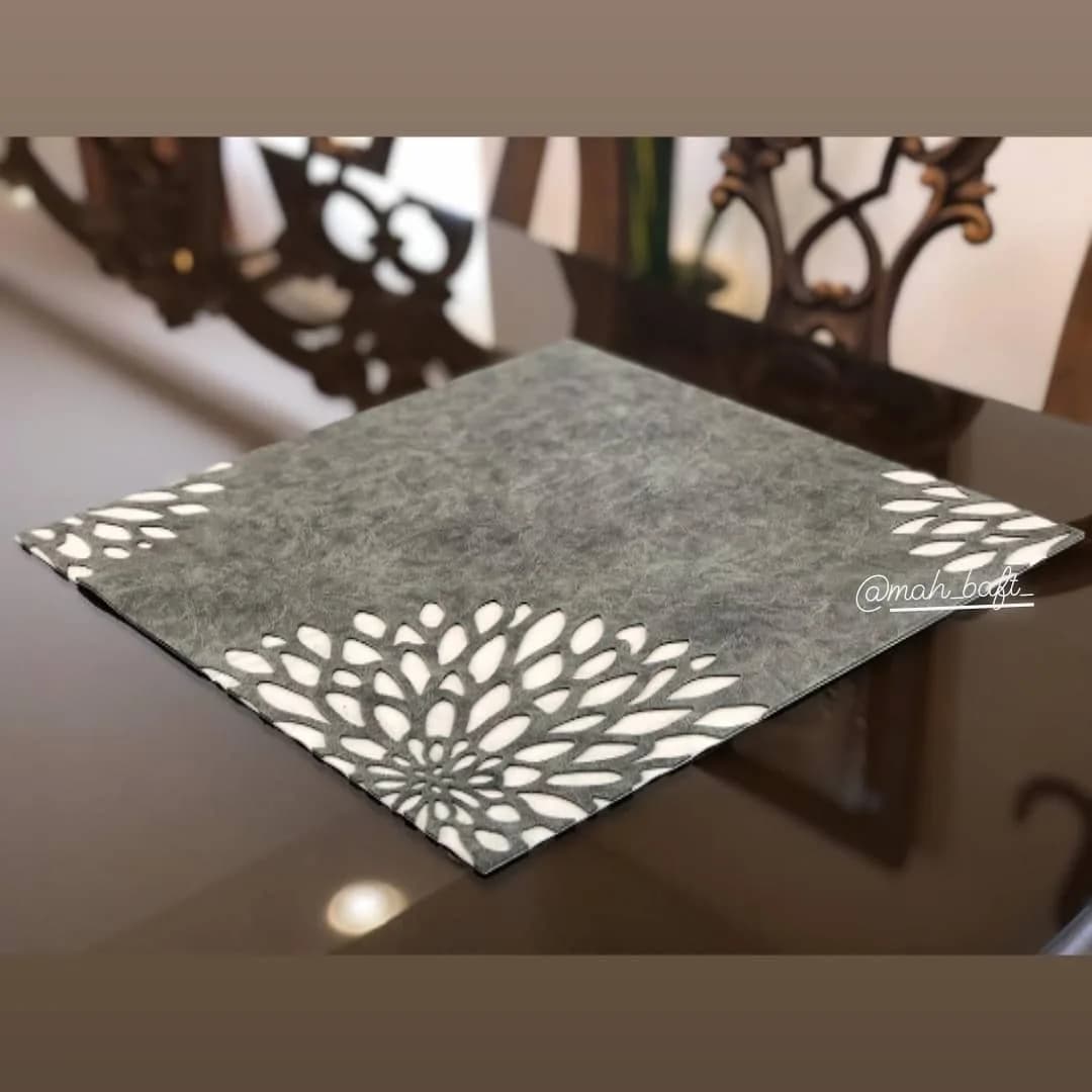 عسلی و زیربشقابی طرح قاصدک، رنگ خاکستری و سفید، جنس چرم، طرح گلدار، مربعی