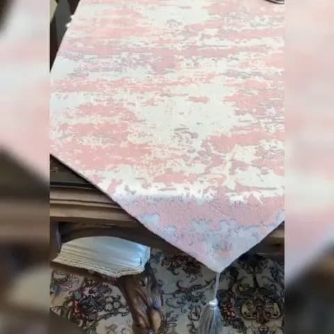 رانر مخمل پتینه صورتی طوسی، رنگ سفید، مستطیلی منگوله‌دار