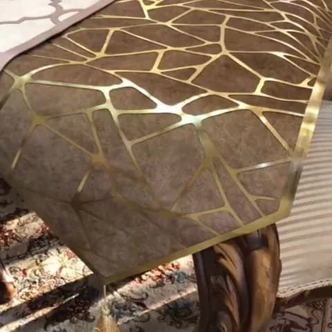 رانر طرح ترک نسکافه‌ای با چرم طلایی، رنگ قهوه‌ای، جنس جیر و پارچه، طرح هندسی، رانر رومیزی مستطیلی