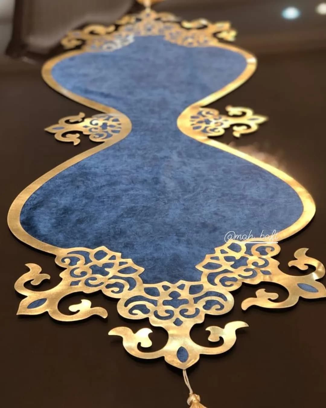 رانر طرح اشکی مخمل نقرابی، رنگ آبی و طلایی، طرح هندسی، مستطیلی، لبه منحنی