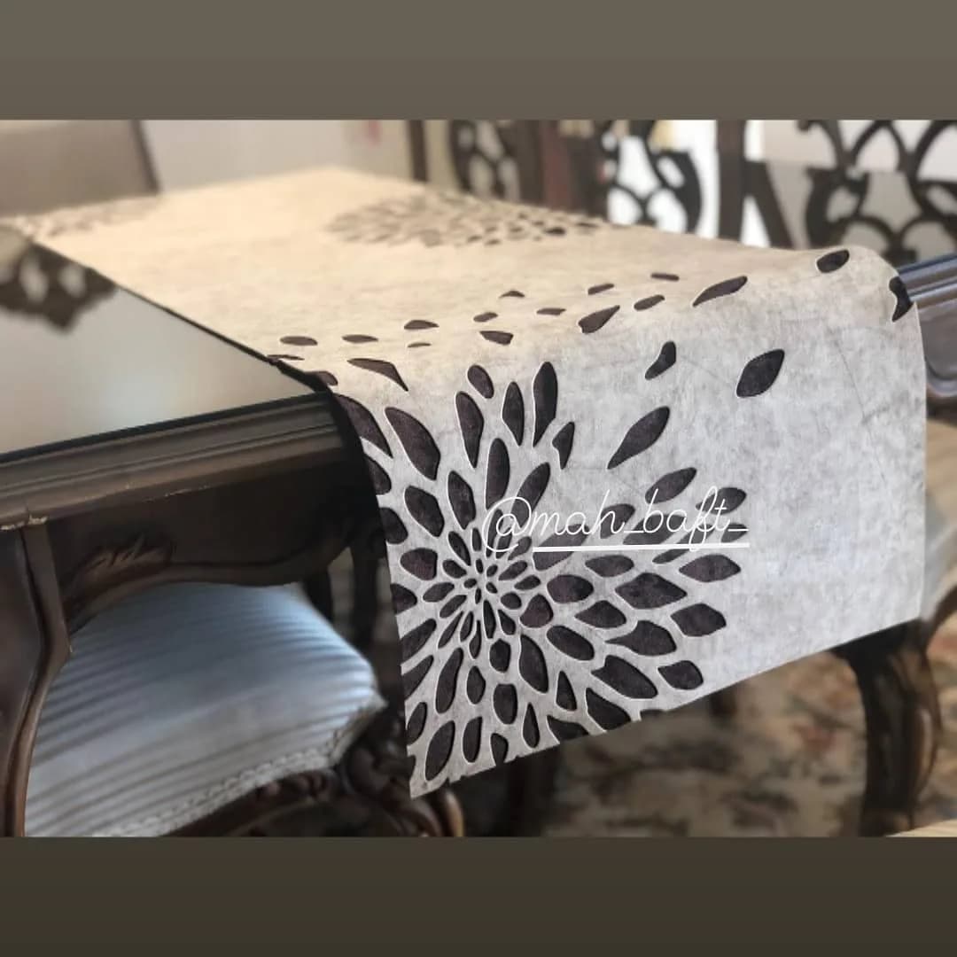 رانر طرح قاصدک بژ ابروبادی، رنگ کرم و مشکی، جنس مخمل، طرح هندسی، رانر میز مستطیلی