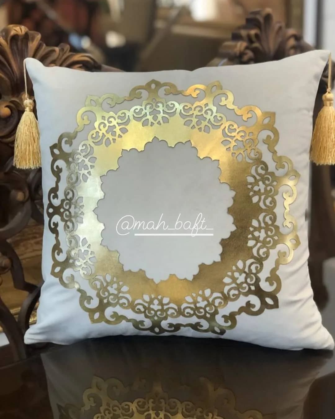 کوسن ست اشکی شیری با چرم طلایی، رنگ سفید، جنس مخمل، طرح هندسی، کوسن مربع منگوله‌دار