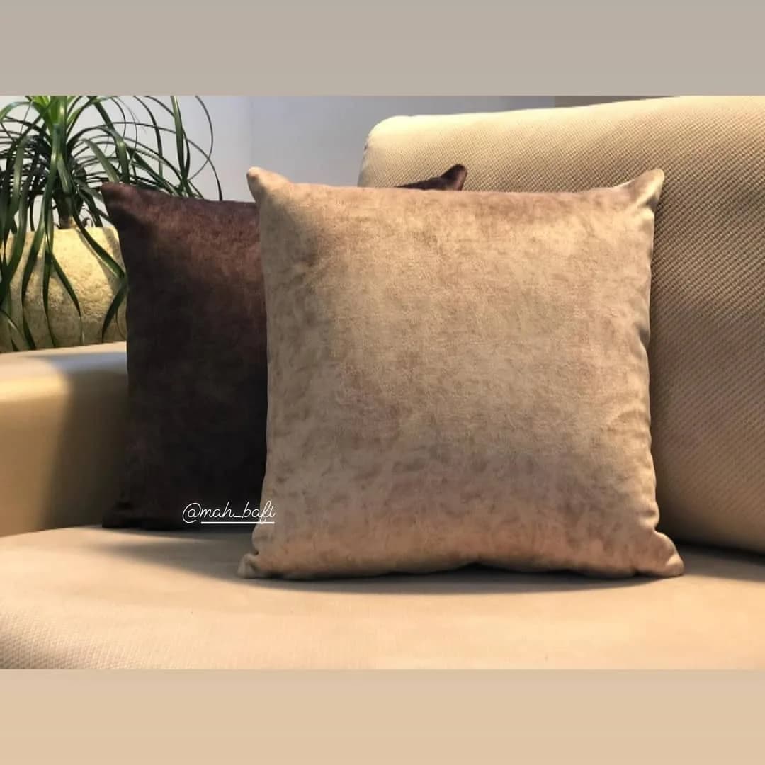 کوسن ساده مخمل بژ و قهوه‌ای