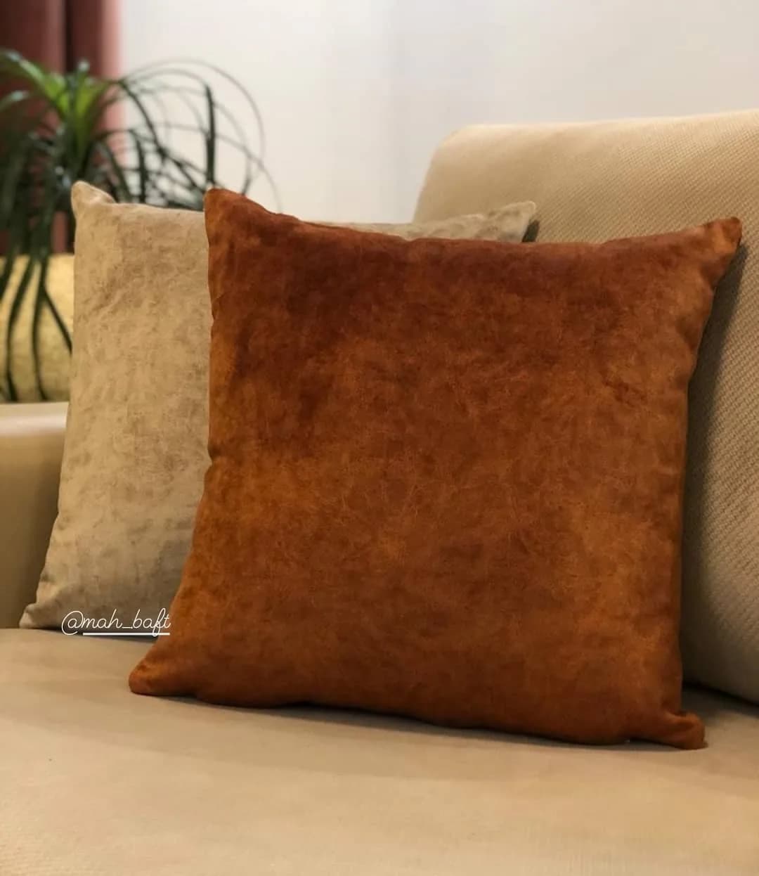 کوسن ساده آجری و بژ
