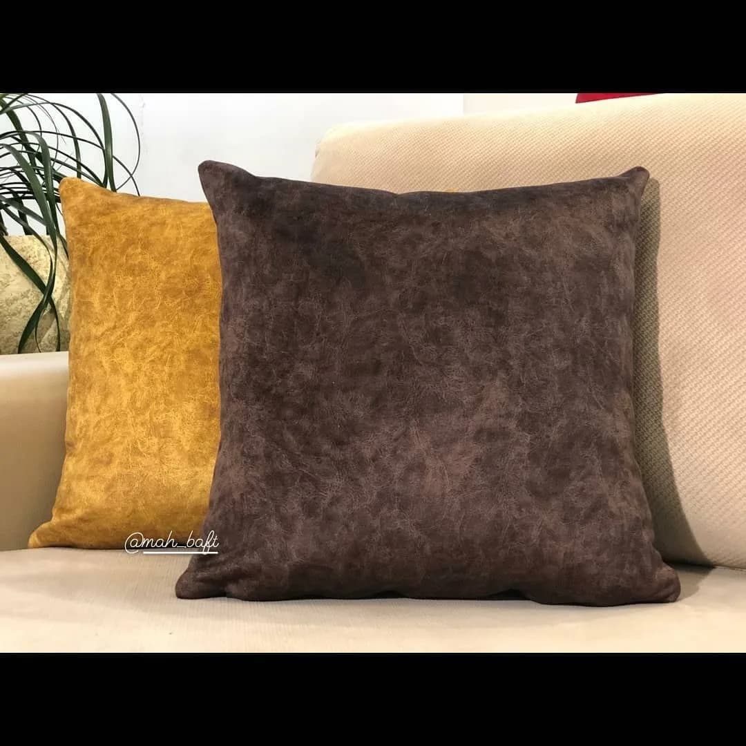 کوسن مخمل خردلی و قهوه‌ای