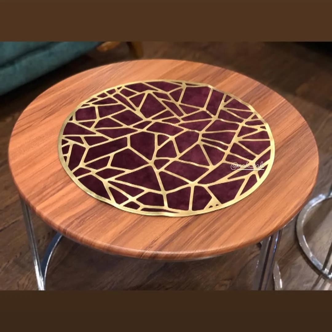 رومیزی عسلی گرد طرح ترک زرشکی، رنگ قهوه‌ای، طلایی و ارغوانی، جنس چوب و پارچه، طرح هندسی، طرح هندسی