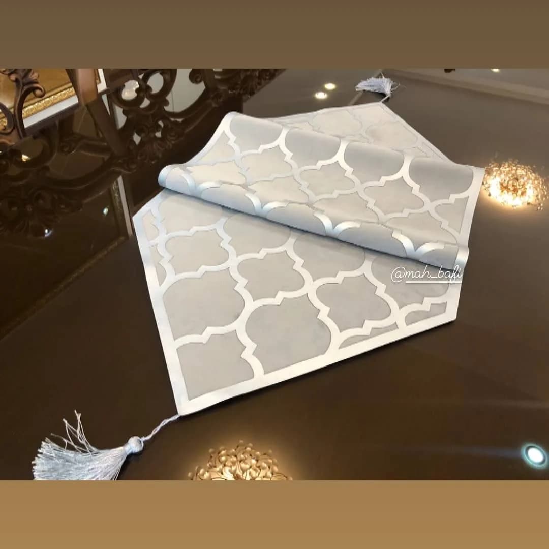 رانر میز طرح لوزی طوسی روشن، رنگ خاکستری و نقرهای، جنس مخمل، طرح هندسی، مستطیلی رانر میز