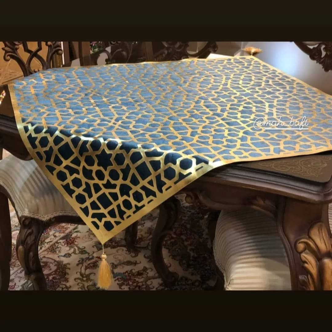 رانر طرح فیروزه، رنگ سرمهای و طلایی، جنس مخمل، طرح هندسی، مستطیلی، با منگوله