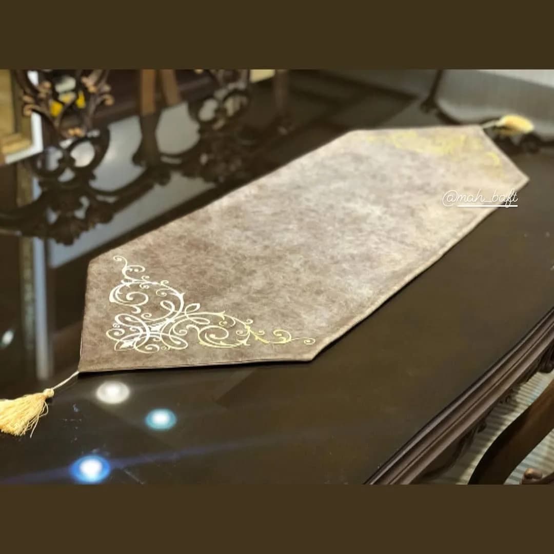 رانر طرح رویال نسکافه‌ای چرم طلایی، رنگ خاکستری، جنس مخمل، طرح هندسی، مستطیلی