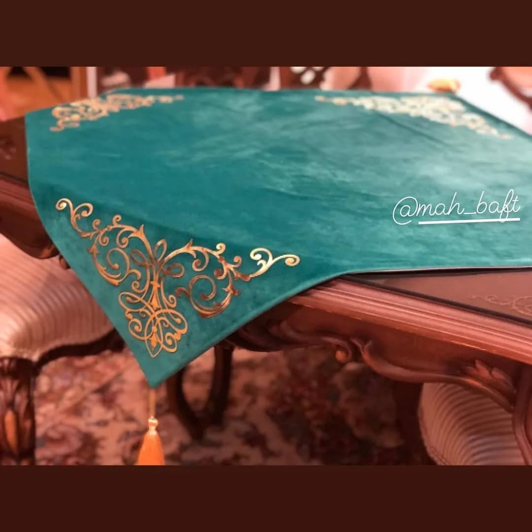 رومیزی مربع طرح رویال، رنگ سبز و طلایی، جنس مخمل، طرح هندسی، رانر رومیزی منگولهدار