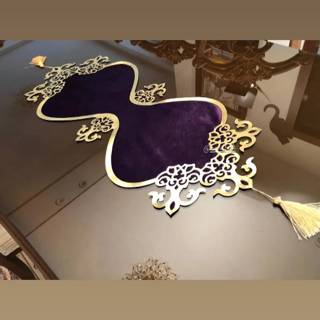 رانر طرح اشکی بنفش، رنگ طلایی، جنس مخمل، طرح هندسی، رانر رومیزی فرمدار