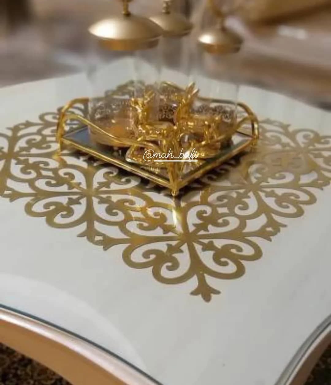 رانر طرح گل ریز چرم، رنگ طلایی و سفید، گرد، توری