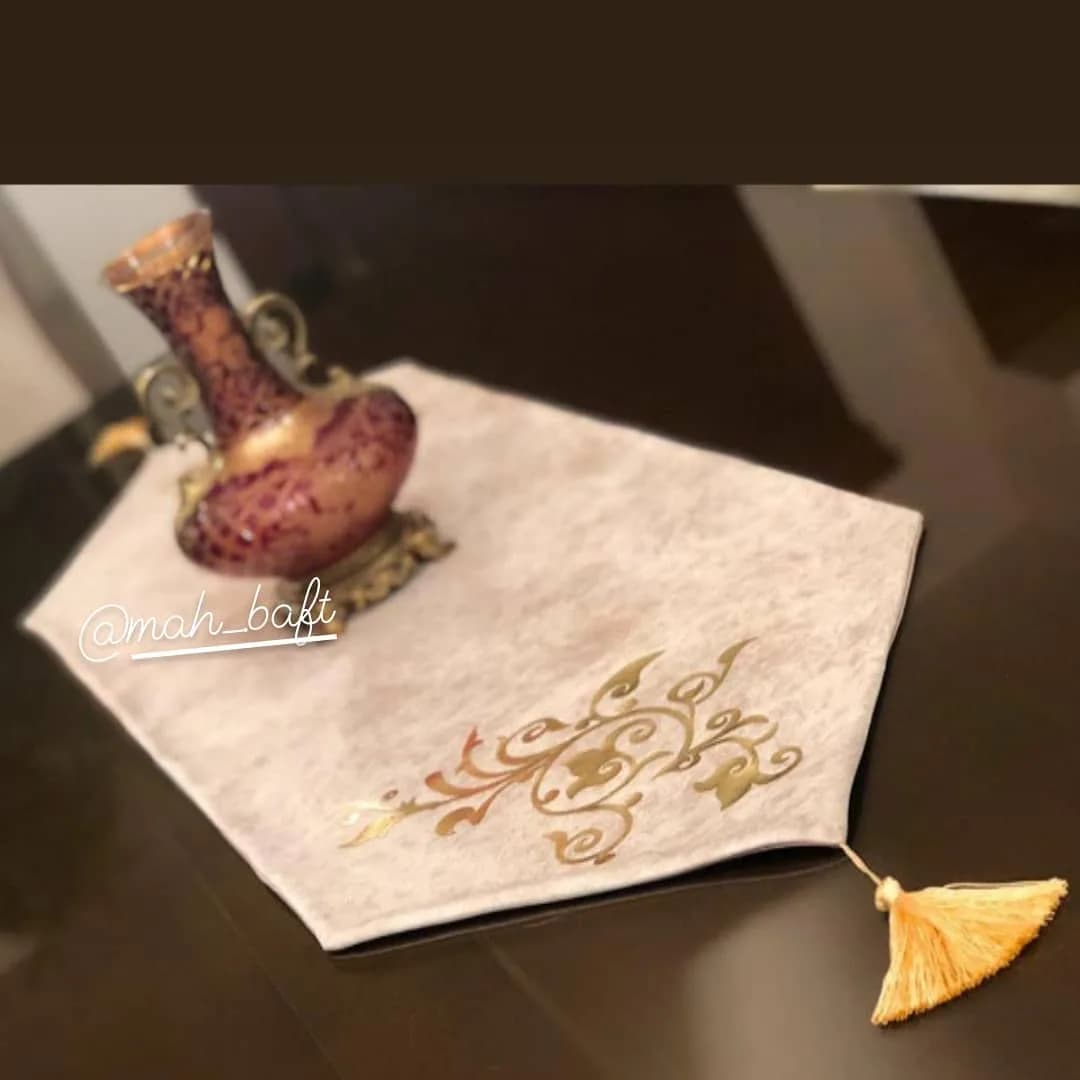 رانر میز طرح پیچک مخمل، رنگ کرم و طلایی، جنس پارچه، طرح هندسی، رانر رومیزی مستطیلی