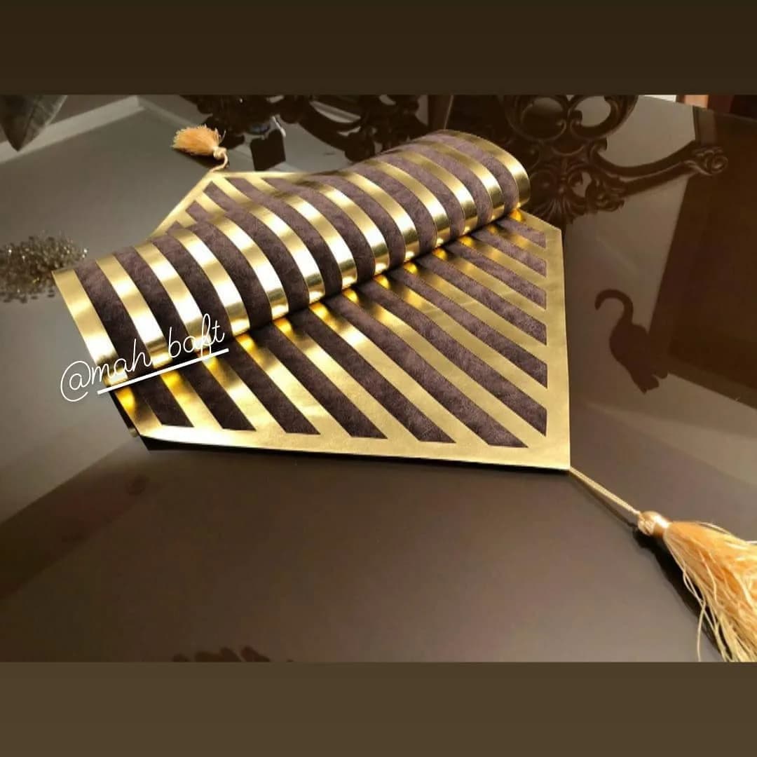 رومیزی عسلی طرح مصری قهوه‌ای، رنگ طلایی، جنس مخمل، طرح راه‌راه، رانر مستطیل میز