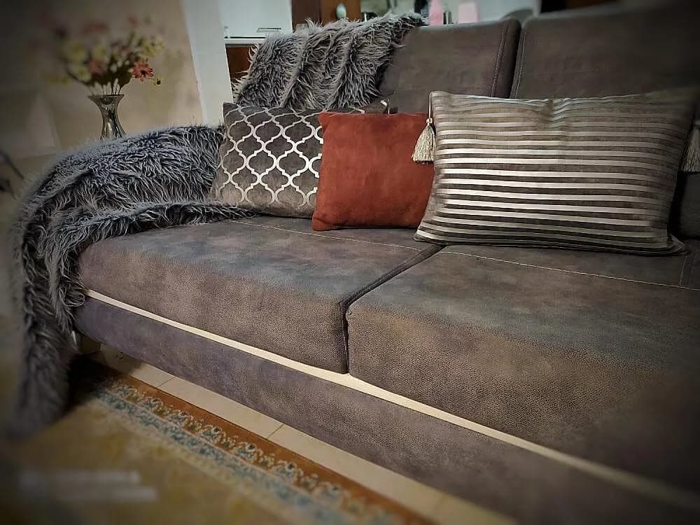 کوسن طرح مصری لوزی ۵۰ در ۳۵، رنگ خاکستری، نارنجی و قهوهای، جنس مخمل، طرح راهراه، کوسن و پتو