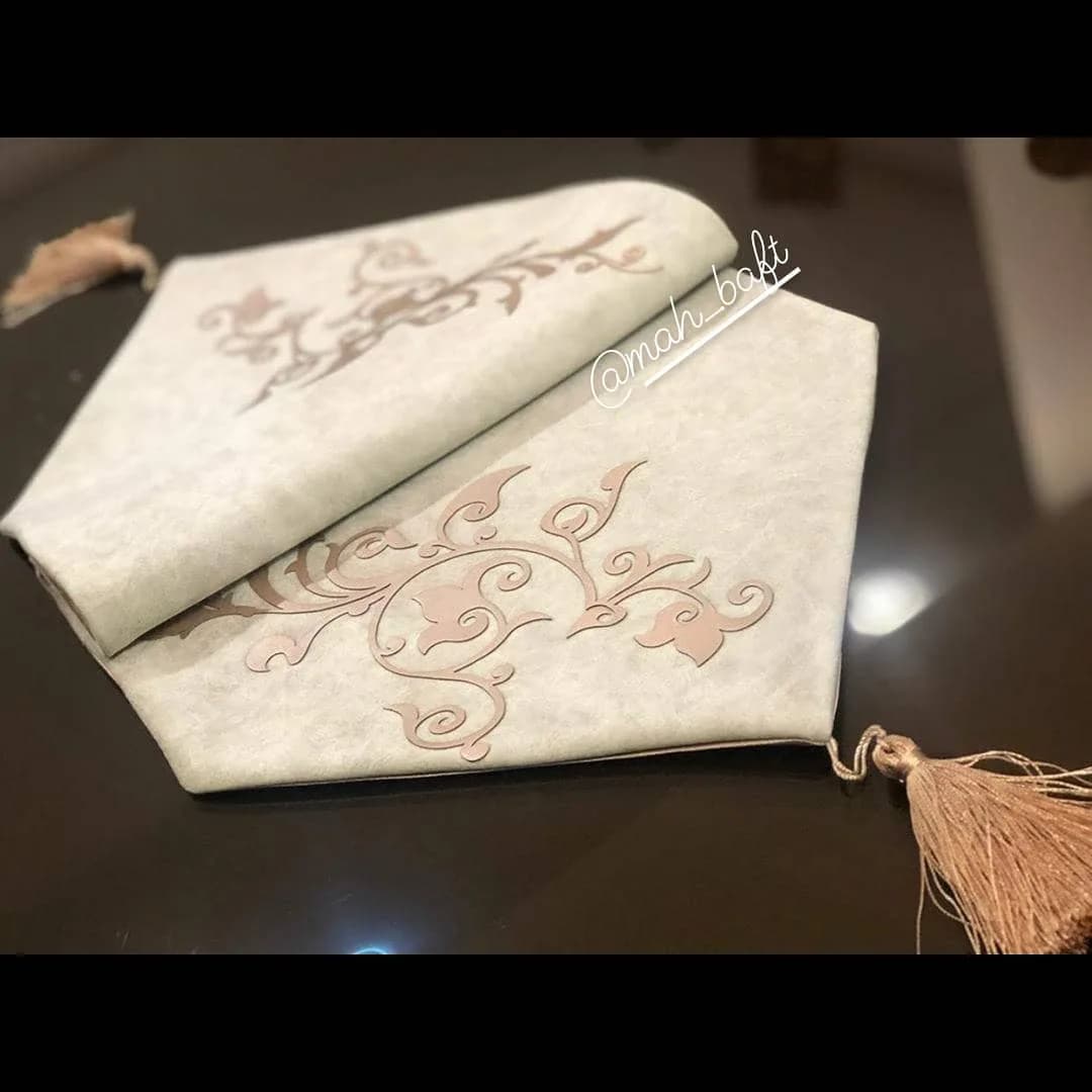 رومیزی طرح پیچک شیری چرم رزگلد، رنگ سفید و کرم، جنس مخمل، طرح هندسی، رومیزی منگولهدار