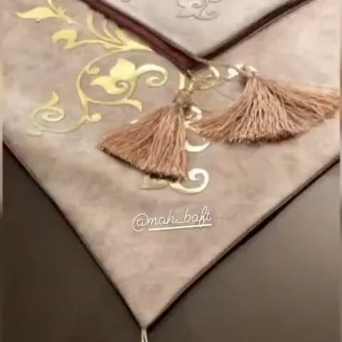 رانر مخمل طرح پیچک، رنگ خاکستری و طلایی، طرح گلدار، رانر رومیزی منگولهدار