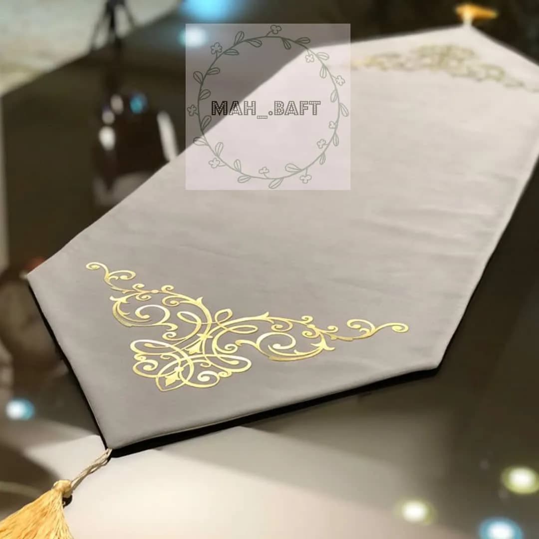رومیزی طرح رویال طوسی، رنگ خاکستری و طلایی، جنس مخمل، طرح هندسی، رومیزی مستطیلی منگولهدار