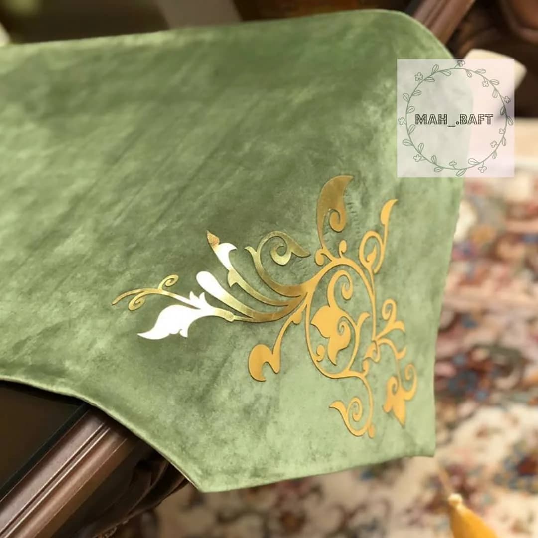 رومیزی عسلی طرح پیچک، رنگ سبز و طلایی، جنس مخمل، طرح هندسی، رومیزی مستطیلی منگولهدار